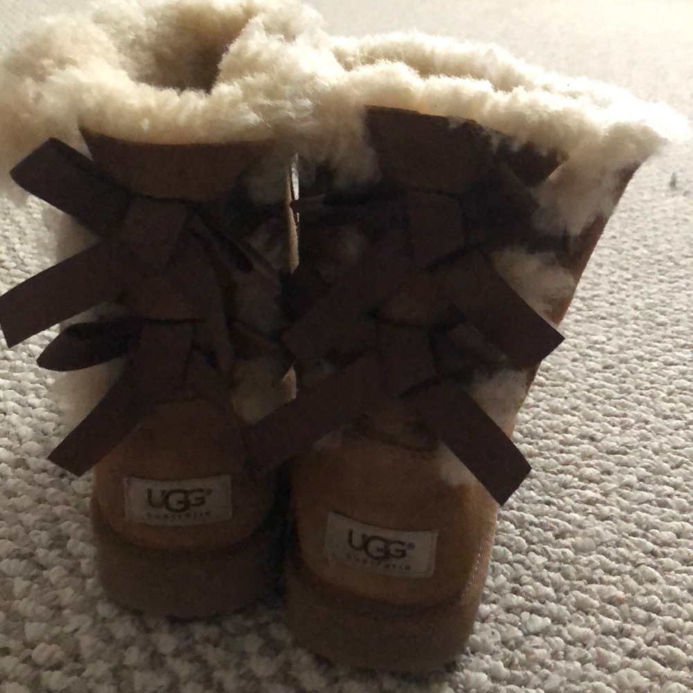 brown short ugg boots with bows - Picture 4 of 4